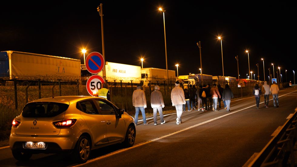Franska myndigheter har kritiserats av brittiska parlamentsledamöter för att de friger migranter som gripits. Många av dem gör upprepade försök att ta sig in i Storbritannien.