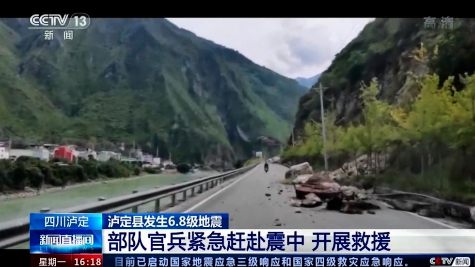 Skadad väg efter skalv i kinesiska Sichuanprovinsen.