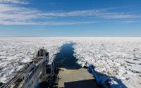 Den finländska isbrytaren MSV Nordica lämnar en isfri ränna efter sig när den går genom norra ishavet i Arktis. Redan nu är det möjligt för specialbyggda containerfartyg att gå utan isbrytare genom delar av Arktis. Arkivbild.