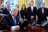 President Donald Trump med några av sina närmaste medarbetare