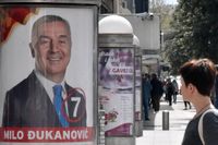 En valaffisch för presidentkandidat Milo Djukanovic i Montenegros huvudstad Podgorica.