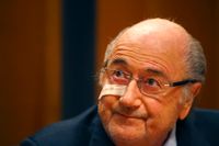 Sepp Blatter under en presskonferens efter att han stängts av från fotbollsrelaterade aktiviteter under åtta år.
