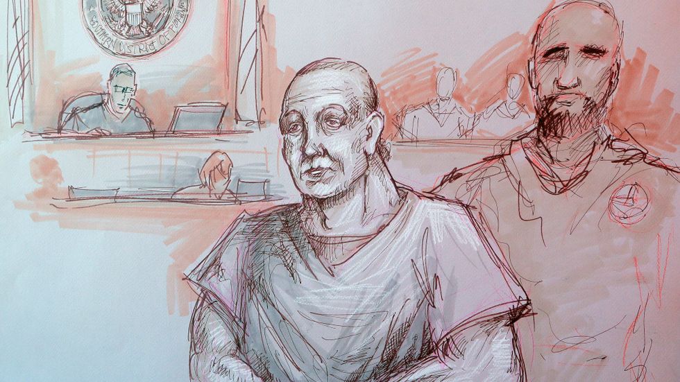 På en skiss från rättegångssalen syns den nu dömde Cesar Sayoc i förgrunden. Arkivbild.