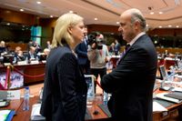 Magdalena Andersson i samspråk med den spanske finansministern Luis de Guindos vid dagens möte i Bryssel.