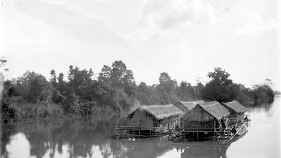 Flytande hus på Musifloden, nära Palembang. Bild från 1917.