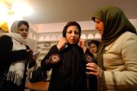 Tre utsatta människorättsaktivister i Teheran: Narges Mohammadi, till höger, i samspråk med Nobelpristagaren Shirin Ebadi (i mitten) och Marzieh Mortazi. Arkivbild.