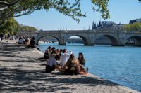 Sensommar i Paris: människor tar en lunchpaus vid floden Seine.