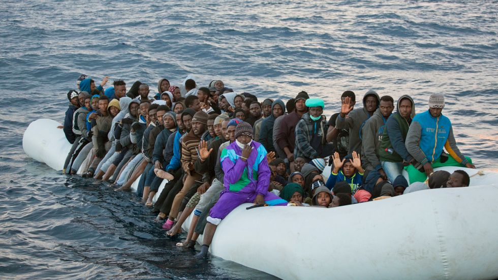 Flyktingar och migranter som lyckats ta sig från libyska kusten ut på Medelhavet på väg mot Europa. Arkivbild.