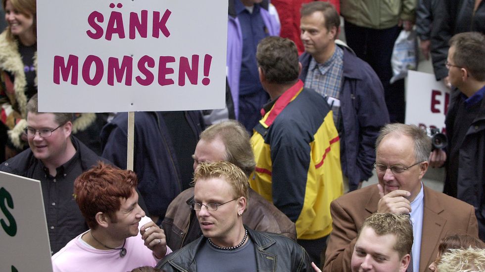 Dansband demonstrerar utanför riksdagen i Stockholm i oktober 2000. Demonstranterna krävde att de skulle få samma moms som konsertarrangörerna, det vill säga 6 procent istället för 25.