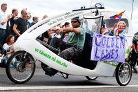 Ulla, 84 år, gick hela karnevalsvägen när hon var 80 och deltog i paraden för första gången, men numera åker hon cykeltaxi.