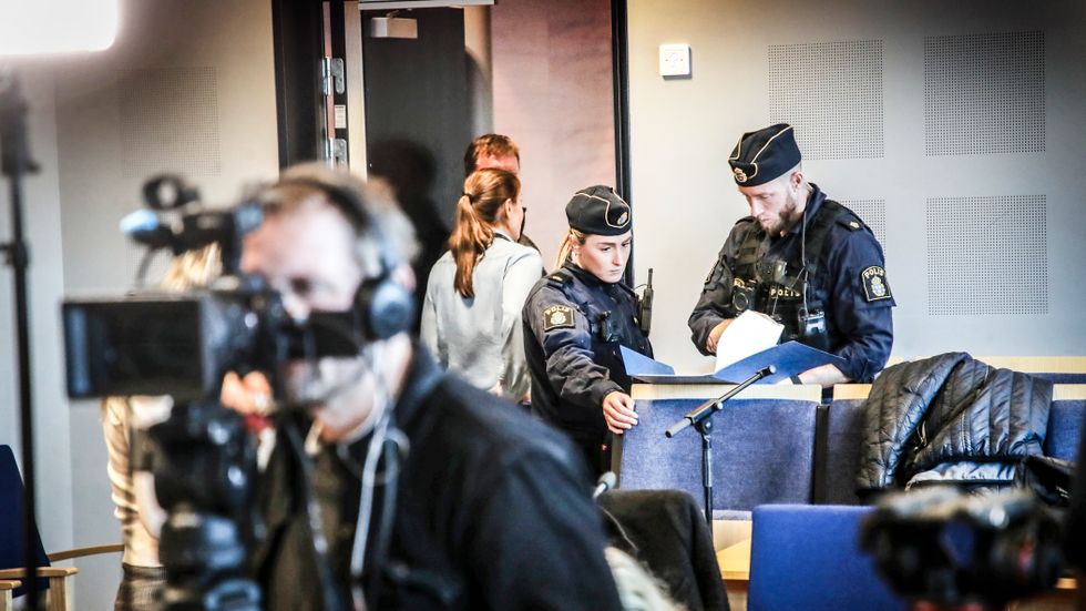 Poliser tar emot domen om polismordet, i Göteborgs tingsrätt.