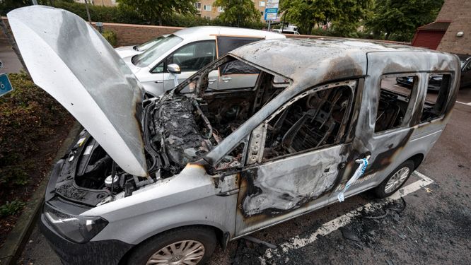 En utbränd bil tillhörande Malmö stad utanför socialförvaltningens lokaler på Hålsjögatan i Malmö år 2020. Samtidigt hittades en brandbomb i form av en molotovcocktail utanför socialtjänstens kontor.