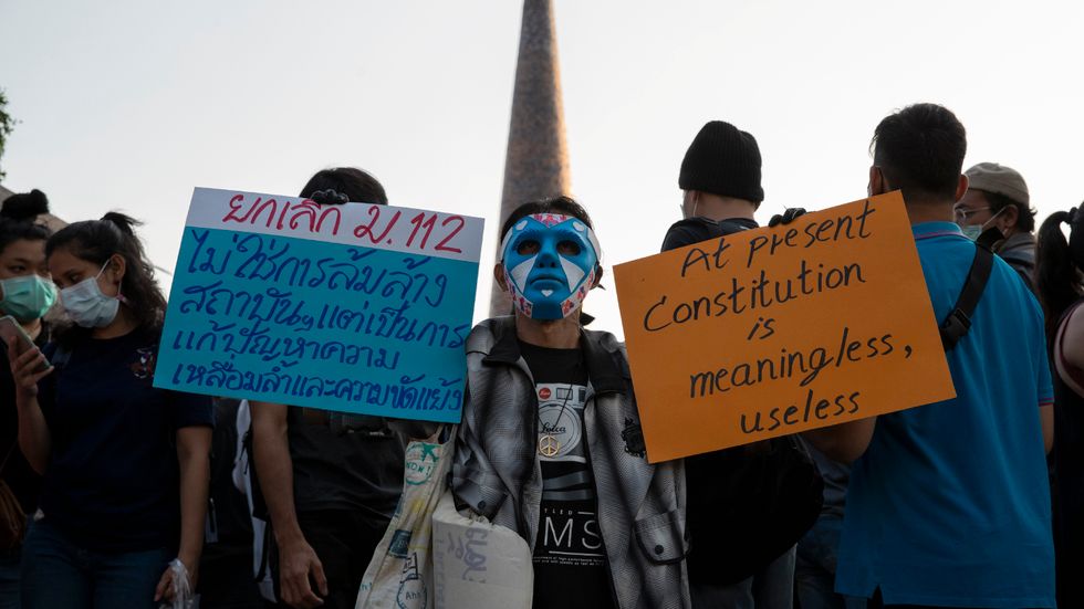 Människor demonstrerar i Thailands huvudstad Bangkok den 10 december.