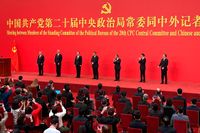Medlemmarna i politbyråns nyvalda ständiga utskott introduceras i Peking. Från vänster: Li Xi, Cai Qi, Zhao Leji, president Xi Jinping, Li Qiang, Wang Huning och Ding Xuexiang.