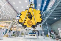 Rymdteleskopet James Webbs stora spegel monteras hos USA:s rymdstyrelse Nasa. Arkivbild.