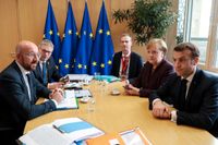 EU:s permanente rådsordförande Charles Michel i samtal med Tysklands förbundskansler Angela Merkel och Frankrikes president Emmanuel Macron inför EU:s budgettoppmöte i Bryssel.