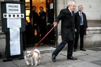 Boris Johnson och hunden Dilyn lämnar vallokalen.