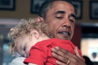President Barack Obama med ett sovande barn på en restaurang i  Bettendorf, Iowa 2011. 