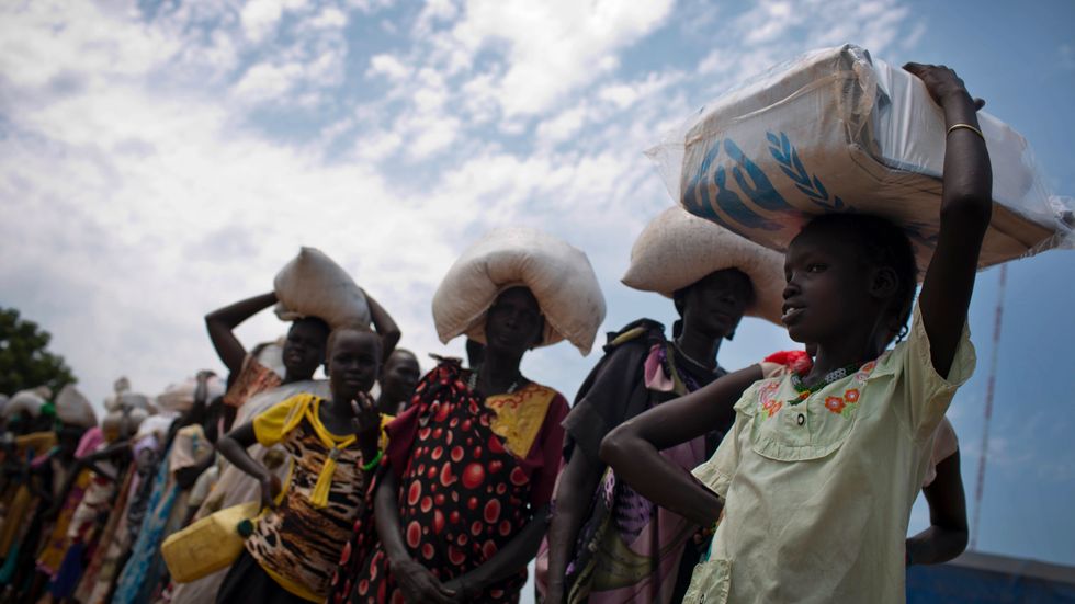 Flickor och kvinnor köar utanför ett av FN:s centrum för matdistribution i Bentiu, Sydsudan. Arkivbild.