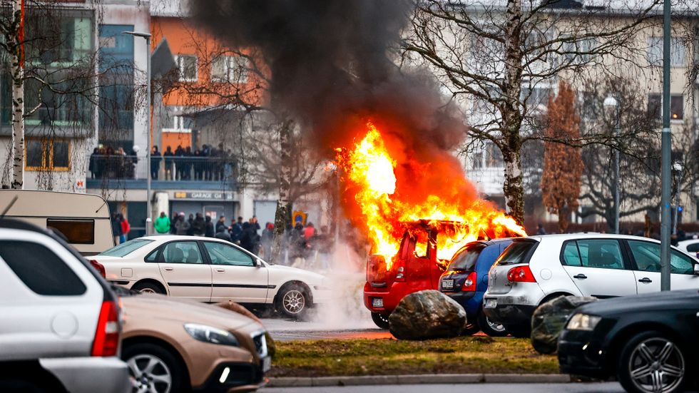 Bilar brinner på en parkering i Navestad i Norrköping under påskhelgen.