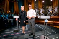 Med mindre än ett dygn kvar till vallokalerna stänger duellerar statsminister Magdalena Andersson (S) Moderaternas partiledare Ulf Kristersson.