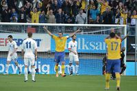 Sveriges Zlatan Ibrahimovic jublar efter sitt 1-0 mål i andra minuten medans Islands Kári Àrnason deppar under torsdagens fotbollslandskamp mellan Sverige och Island på Gamla Ullevi i Göteborg.