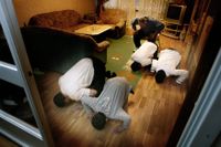 Bedjande muslimsk familj i en lägenhet i Malmö.