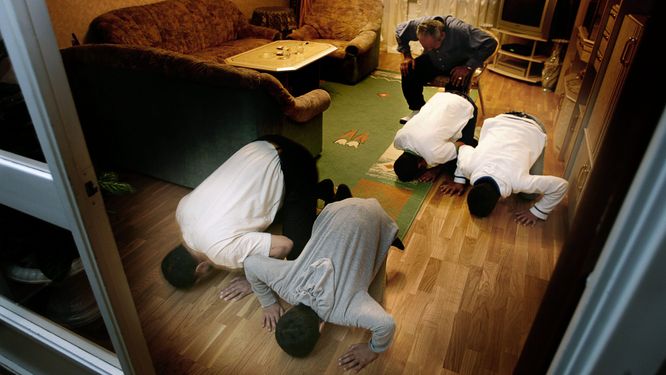 Bedjande muslimsk familj i en lägenhet i Malmö.