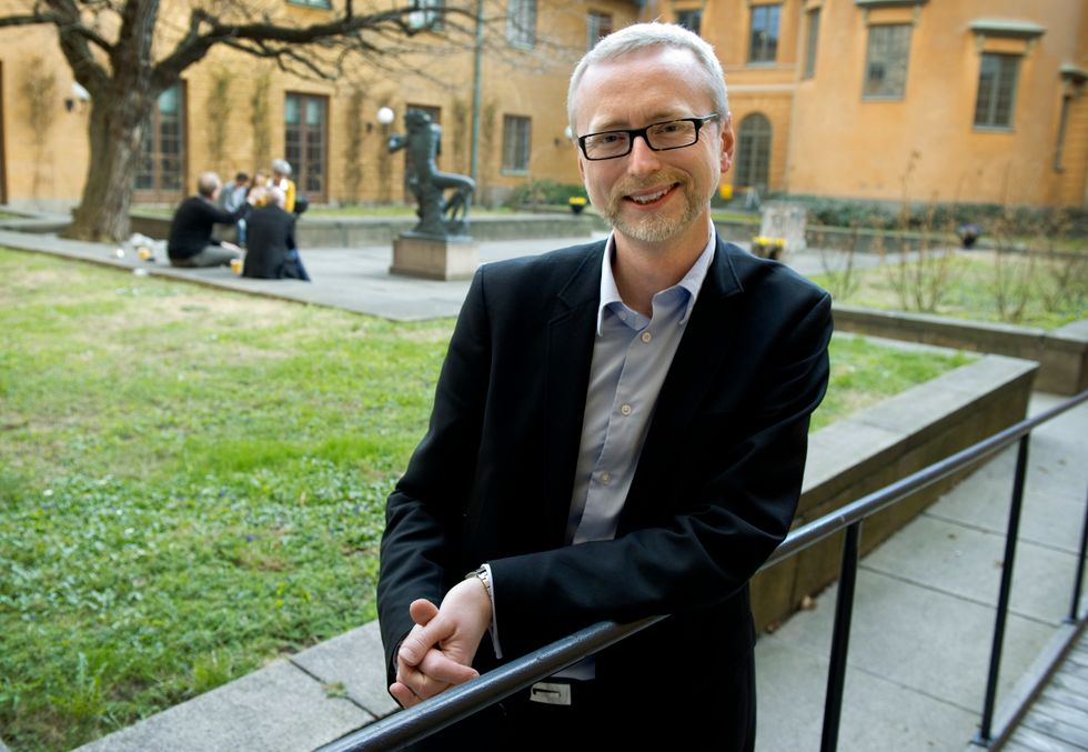 Dick Harrison är professor i historia vid Lunds universitet och medarbetare i Svenska Dagbladet. 