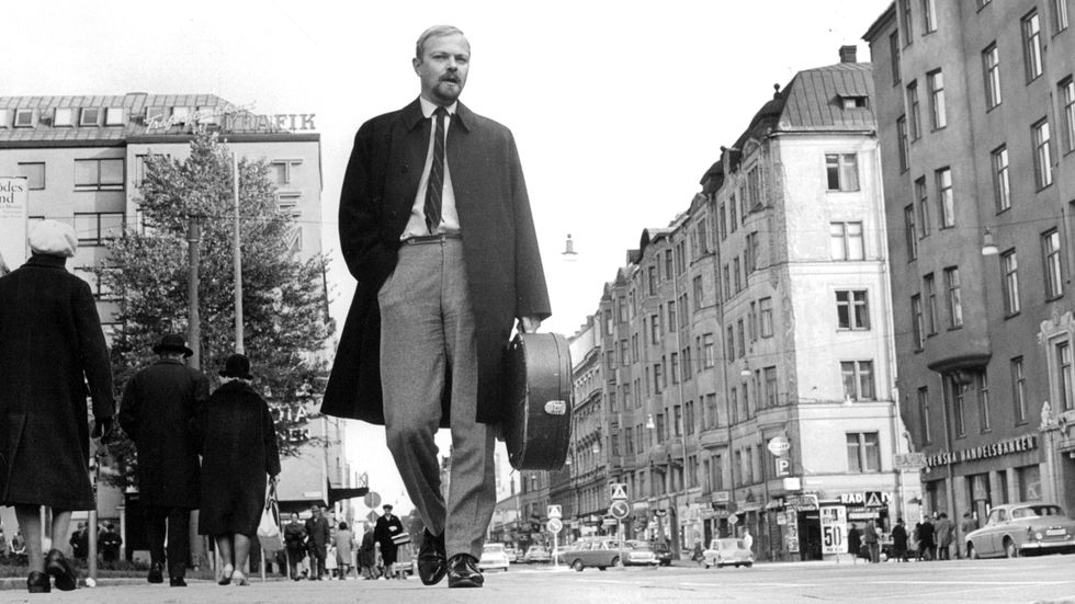 Olle Adolphson promenerar på Hornsgatan i Stockholm inför ett framträdande på Hornsgatans dag 1968.