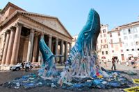 Två valar stiger upp ur ett hav av plast under en manifestation i protest mot nedskräpningen i Medelhavet i Rom. Arkivbild.