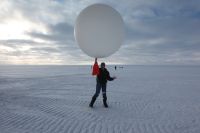 En tekniker släpper en väderballong vid USA:s forskningsstation vid Summit, på den grönländska inlandsisen 3 200 meter över havet. Arkivbild