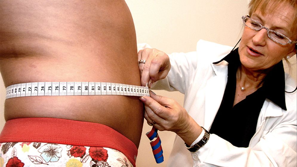 Att mäta midjemåttet är ett sätt att se om man ligger i riskzonen för farlig övervikt. Livsstilsprofessorn och forskaren Mai-Lis Hellénius vid Karolinska institutet är en av rösterna i debatten om hurvida det är bra eller inte att äta animaliskt fett.