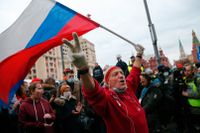 Demonstranter som stöttar den fängslade oppositionspolitikern Aleksej Navalnyj syns på gatorna i Moskva 21 april – Navalnyjs nätverk anordnade demonstrationen dagen efter hotet om extremistklassning först kom.
