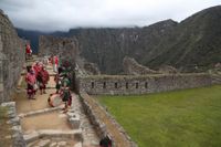 Dansare framträder under återöppnandet av Machu Picchu.