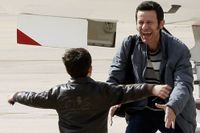 Den spanske journalisten Javier Espinosa satt fången hos IS i Aleppo i Syrien i ett halvår 2012–13. Här möts han av sin son på en mlitärflygplats efter frigivningen.