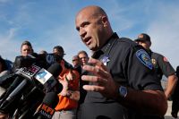 San Bernardinos polischef Jarrod Burguan möter media efter masskjutningen.