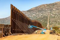 En del av Trumps mur mot Mexiko i juni förra året. 