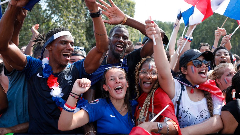 Miljontals fransmän firade VM-guldet på gator och torg hemma i Frankrike.