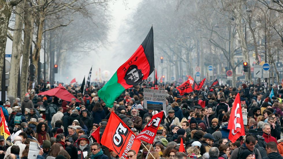 Demonstranter i Paris stöttar järnvägsarbetarna.