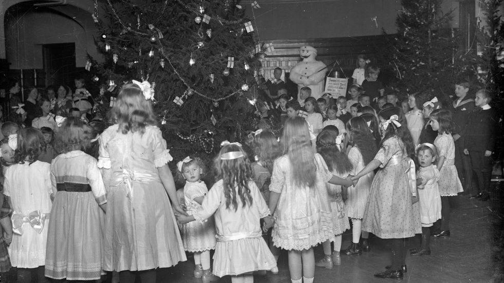 Julgransplundring i Göteborg 1914 – barnfest för kontoristernas barnfamiljer.