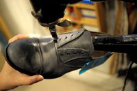 Ett besök hos skomakaren blir billigare i Frankrike när regeringen inför bonus för reparationer av skor och kläder. Arkivbild
