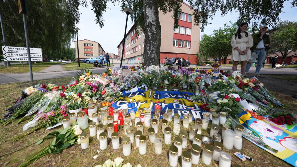 Blommor och ljus vid en minnesplats några dagar efter mordet på en polisman i Biskopsgården.