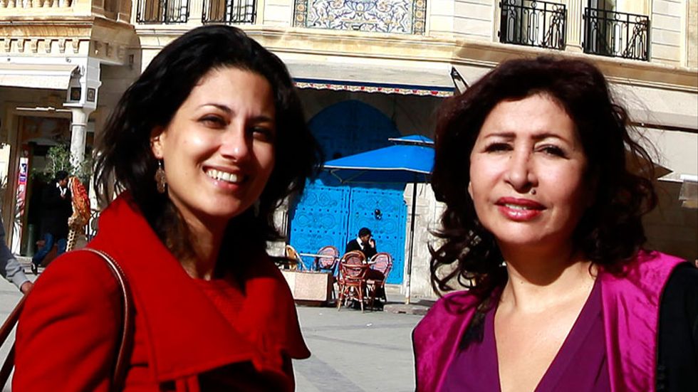 ”Det krävs förändring för att kvinnor ska kunna ta sig igenom glastaket i den tunisiska politiken”, säger Ommezine Khelifa (t v) och Samia Melki Fessi, här på Avenue Bourguiba, Tunis huvud­gata.