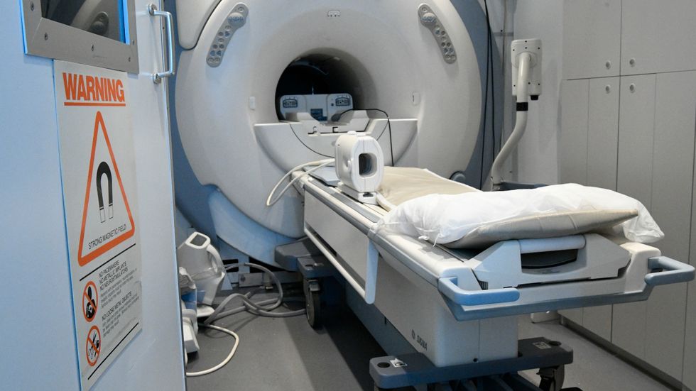 En ur personalen på Hallands sjukhus i Varberg fastnade med benet i en magnetkamera. Arkivbild.