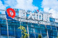 Elbilstillverkaren Nevs kinesiska ägare, fastighetskoncernen Evergrande Group, kraschar på Hongkongbörsen. En varning för inställda betalningar från koncernledningen skakar marknaden.