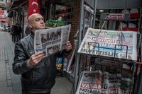 Yavuz Baydar granskar ett tidningsställ i Istanbul. I sin text i SvD varnar han för att journalistiken hotar att dö ut i Turkiet.