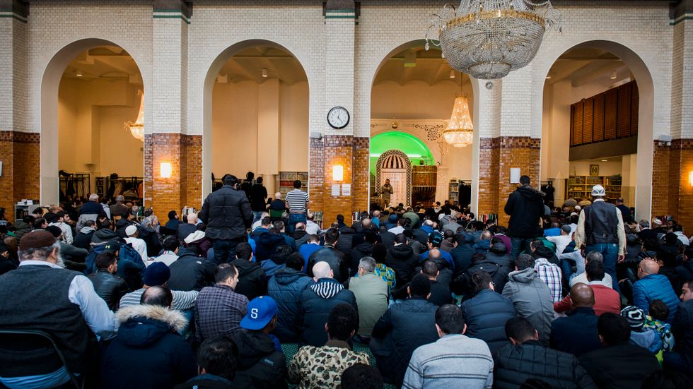 Fredagsbön i Stockholms moské, som drivs av Islamiska förbundet.