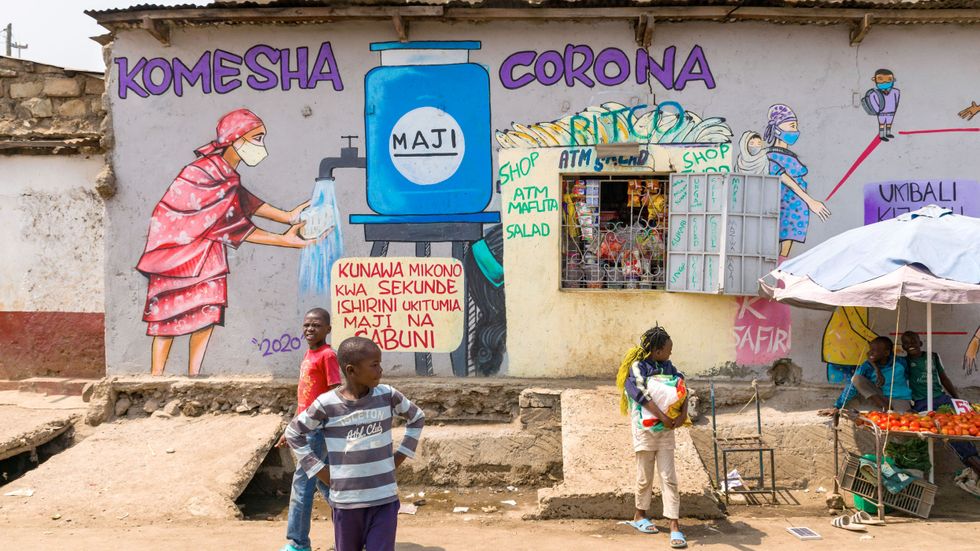 En väggmålning i Nairobi, Kenya, påminner om vikten av att tvätta händerna för att hejda coronavirusets framfart.