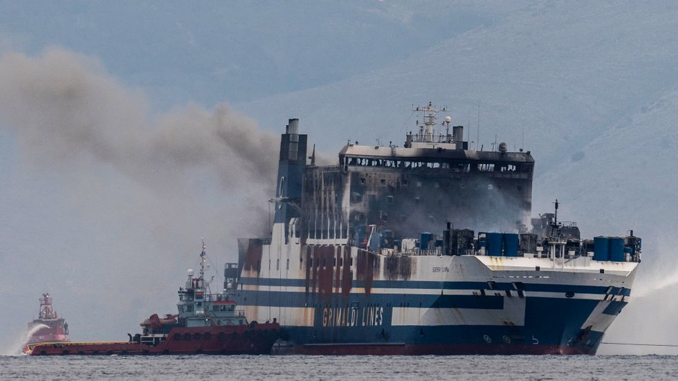 En person har hittats död efter fartygsbranden i Grekland. Tio personer saknas.